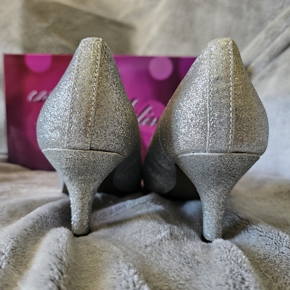 Easy Street Alive 5 Silver Glitter Chiffon Pumps Heels Sz 6.5 NIB Easy Flex - Picture 4 of 10